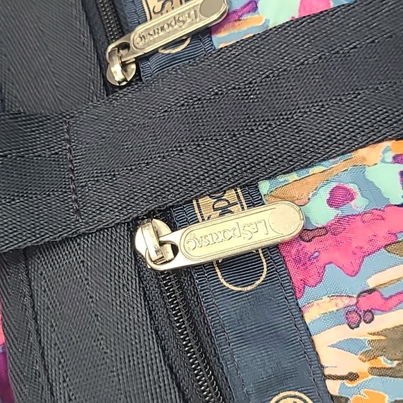 Le Sportsac medium travel tote in magnificent watercolor print - Picture 3 of 12